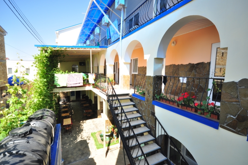 Территория гостиницы Эдем в Новофедоровке